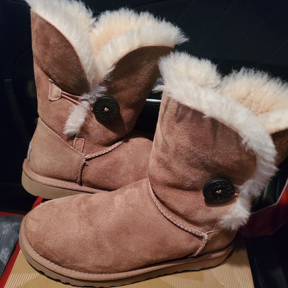 Tan bailey button ugg size 7